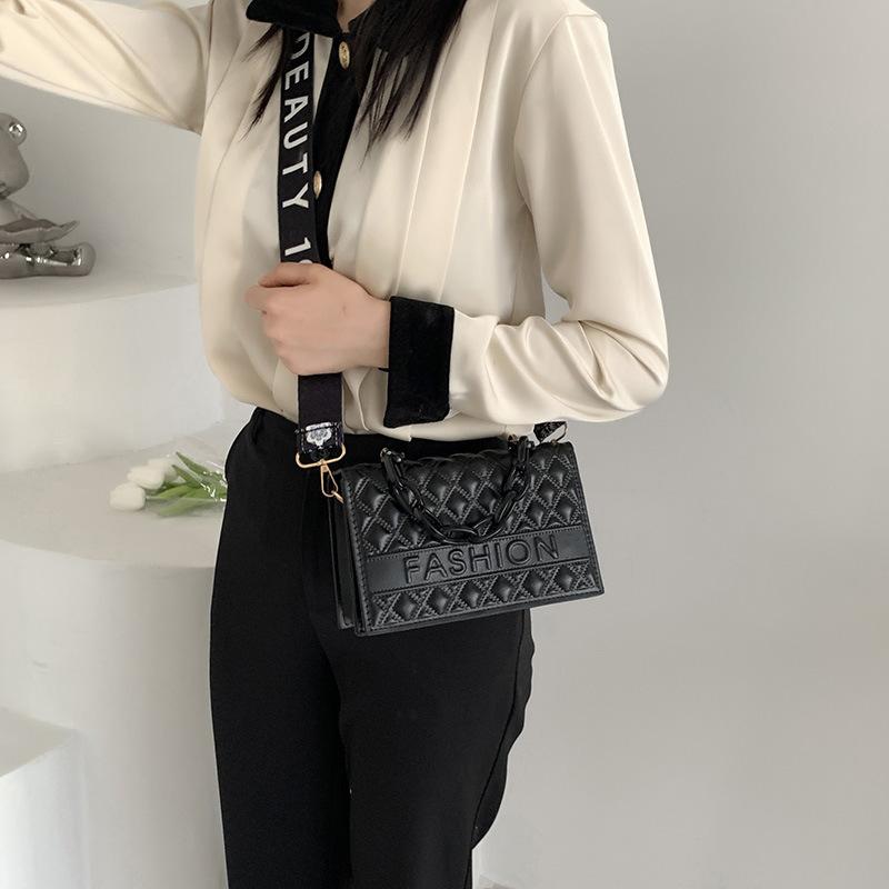 

Жіноча сумка весна-літо 2024 р. Новинка високого класу сумка з косою довжиною в ниші дизайну модна портативна сумка через плече з діамантами чорний