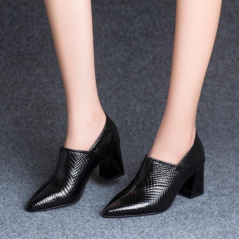 Spitze Zehen-Oberbekleidung, modische High Heels, dicke Absätze, modische Schuhe