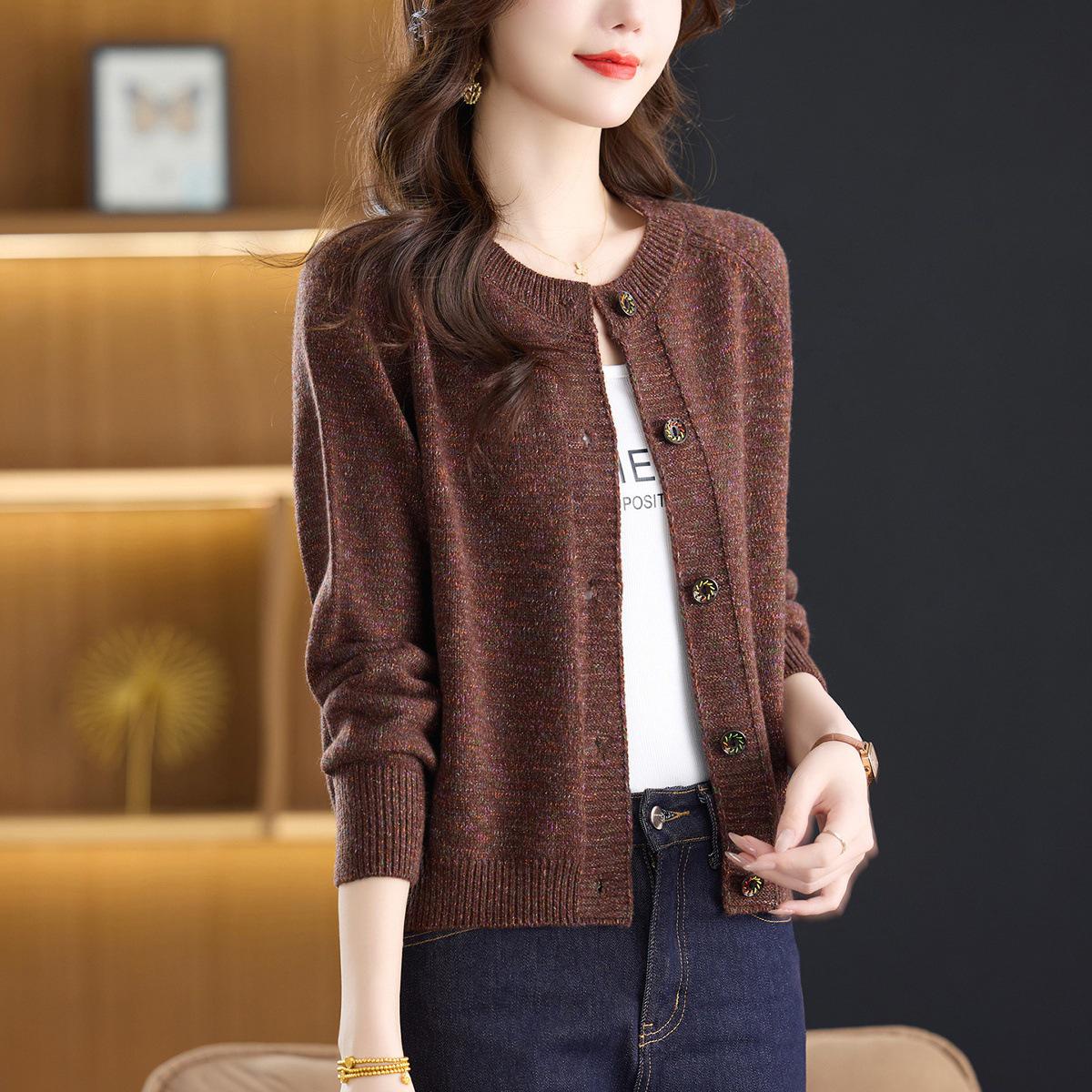 

Женский короткий вязаный кардиган - Круглый вырез, Весна/Осень 2025, Модный стиль для мам среднего возраста, Маленький верхний свитер-пальто. M (95-110 jin) кофейный