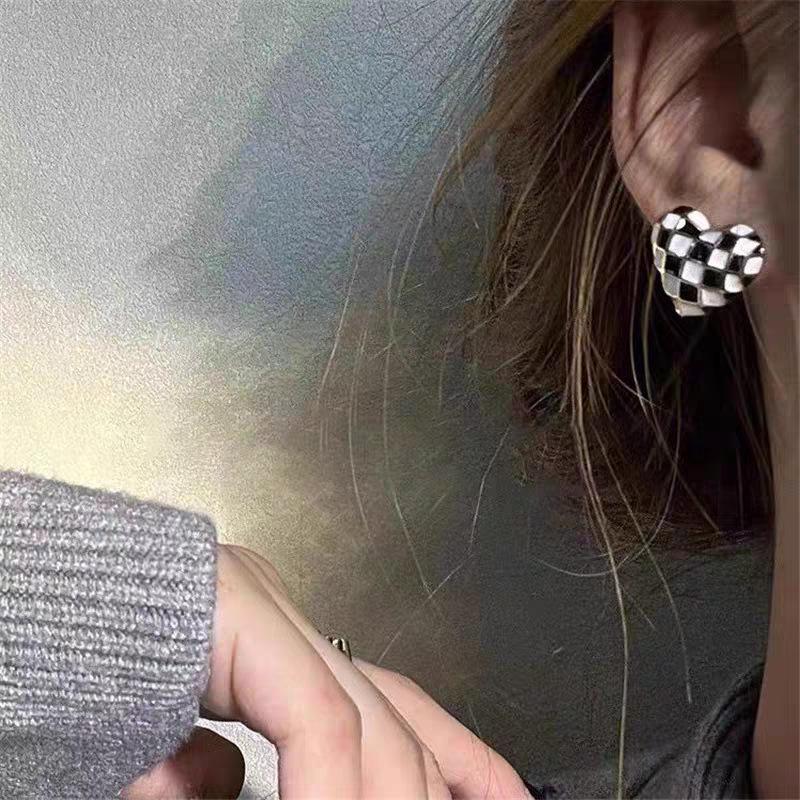 Checkered Heart Stud Earrings – Korean Mori & Ins Style, Exquisite Versatile Design, Small & Elegant.
