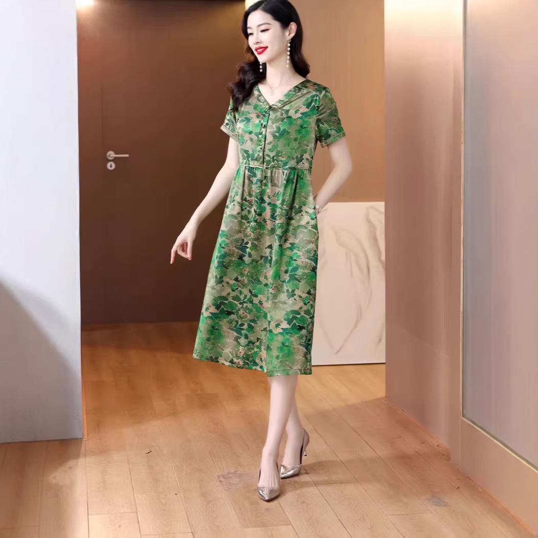 

Elegant Satin Print Dress for Middle-aged and Elderly Women - Youthful Vertical Lines, Mid-Length, Short-Sleeved Design. L зелёный