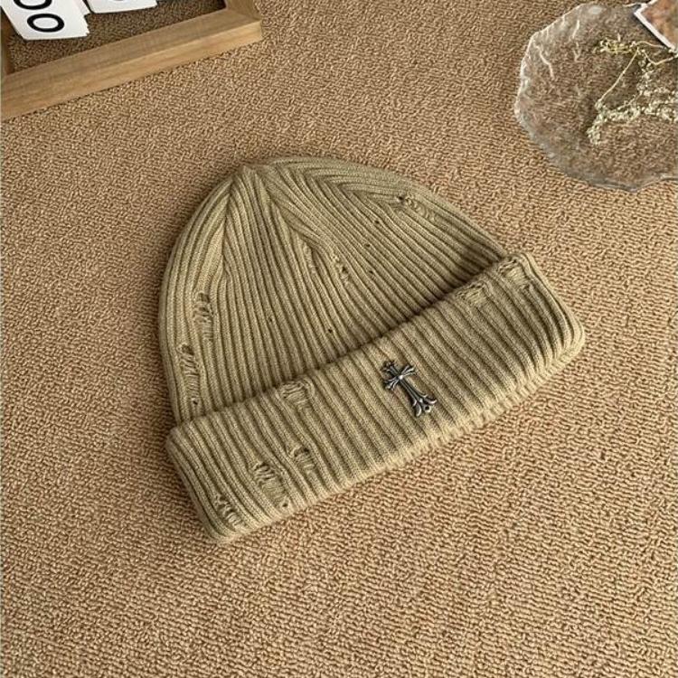 Fall/Winter Street Fashion Distressed Knit Cap for Men and Women, Versatile Retro Metal Cross Emblem Wool Hat, Couple Beanie Cap