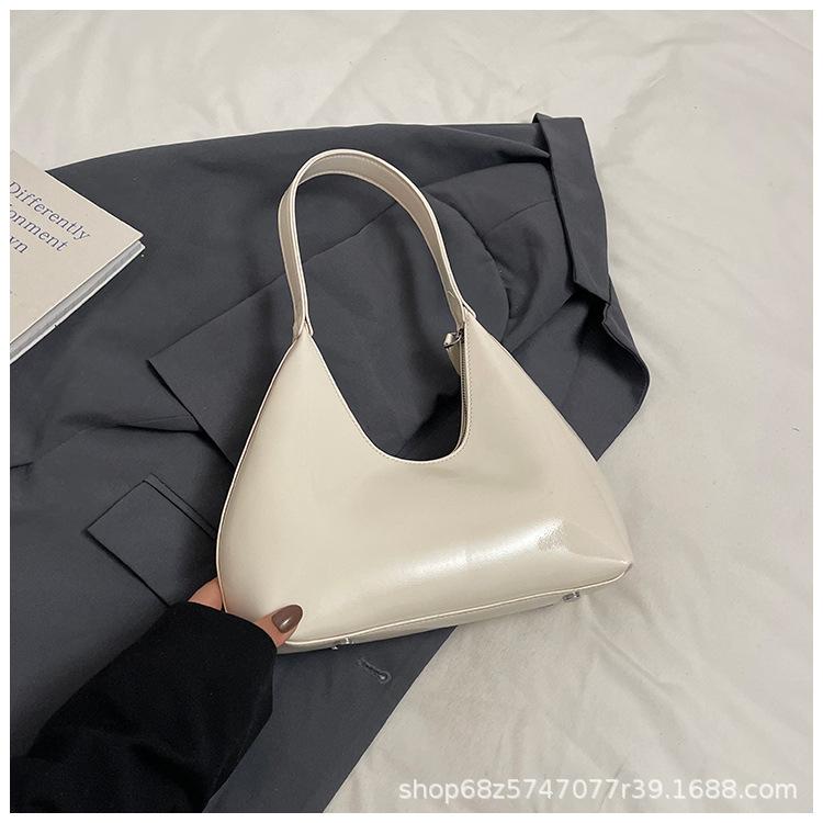 

Simple new bag fashion design 2025 oil wax leather one-shoulder niche women s dumplings armpit commuter crescent bag белый