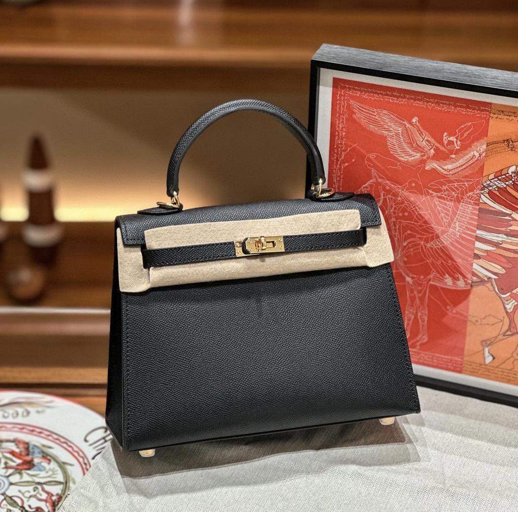 Dies ist eine hochwertige, maßgefertigte Tasche aus Epsom-Leder für Damen. Es eine Umhängetasche mit großem Fassungsvermögen aus Rindsleder