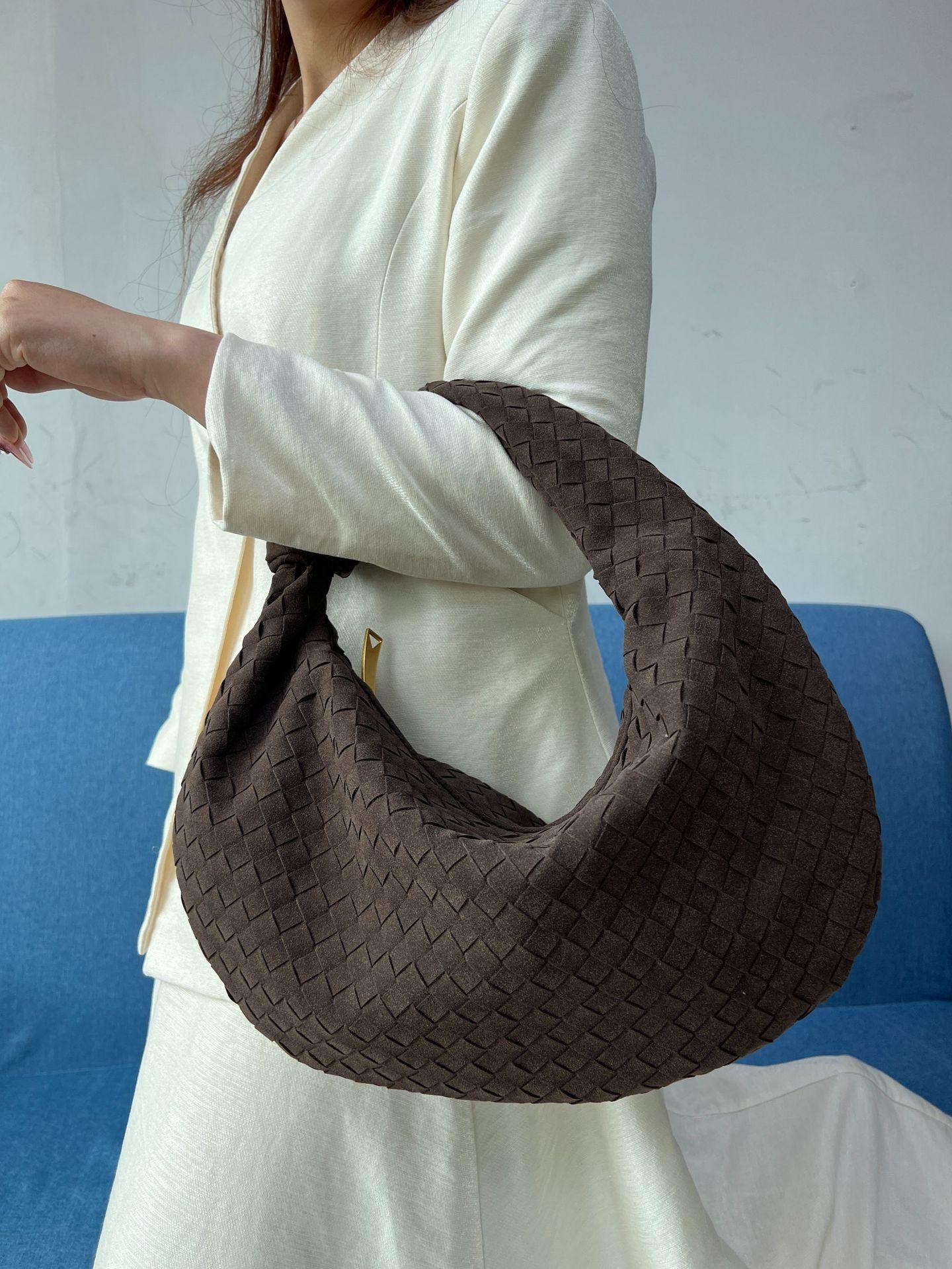 TrendyMBag Nieuwe Geweven Tas voor Dames, High-end Western-stijl Axeltas, Enkele Schouder Handtas voor Dames voor Dagelijks Gebruik, Grote Knoedeltas, Handtas 44*5*25CM lichte koffiekleur