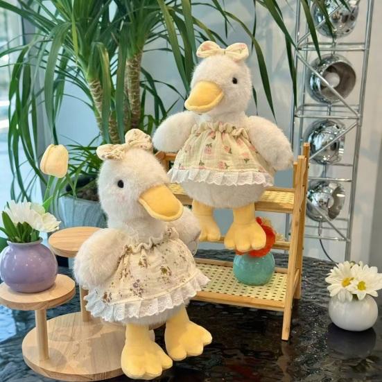 Søt and plysjleke med blomsterkjole Mykt kosedyr Bedårende plysjvenn Dekorasjon