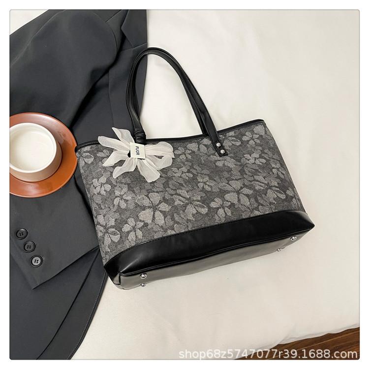 

Fashion printed tote oversized bag for women 2025 new casual large-capacity shoulder bag niche commuter armpit bag trend