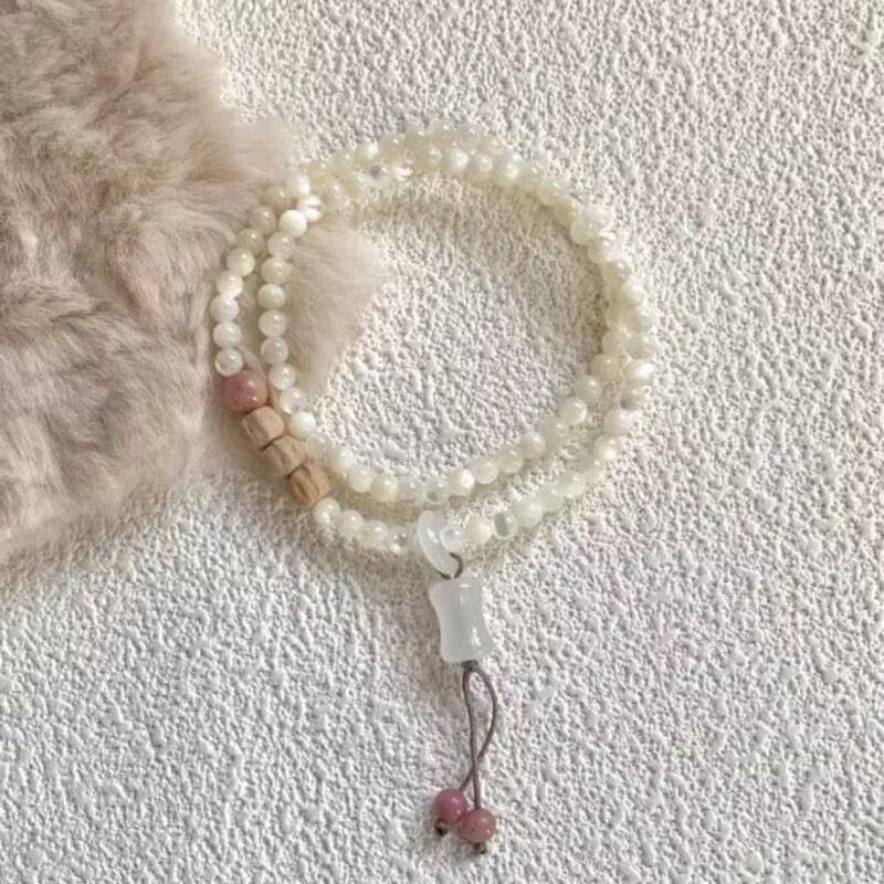 Drunk lime cat lime bracelet before the flower, cat paw holding high-value bracelet, female hand twisting finger soft bracelet.