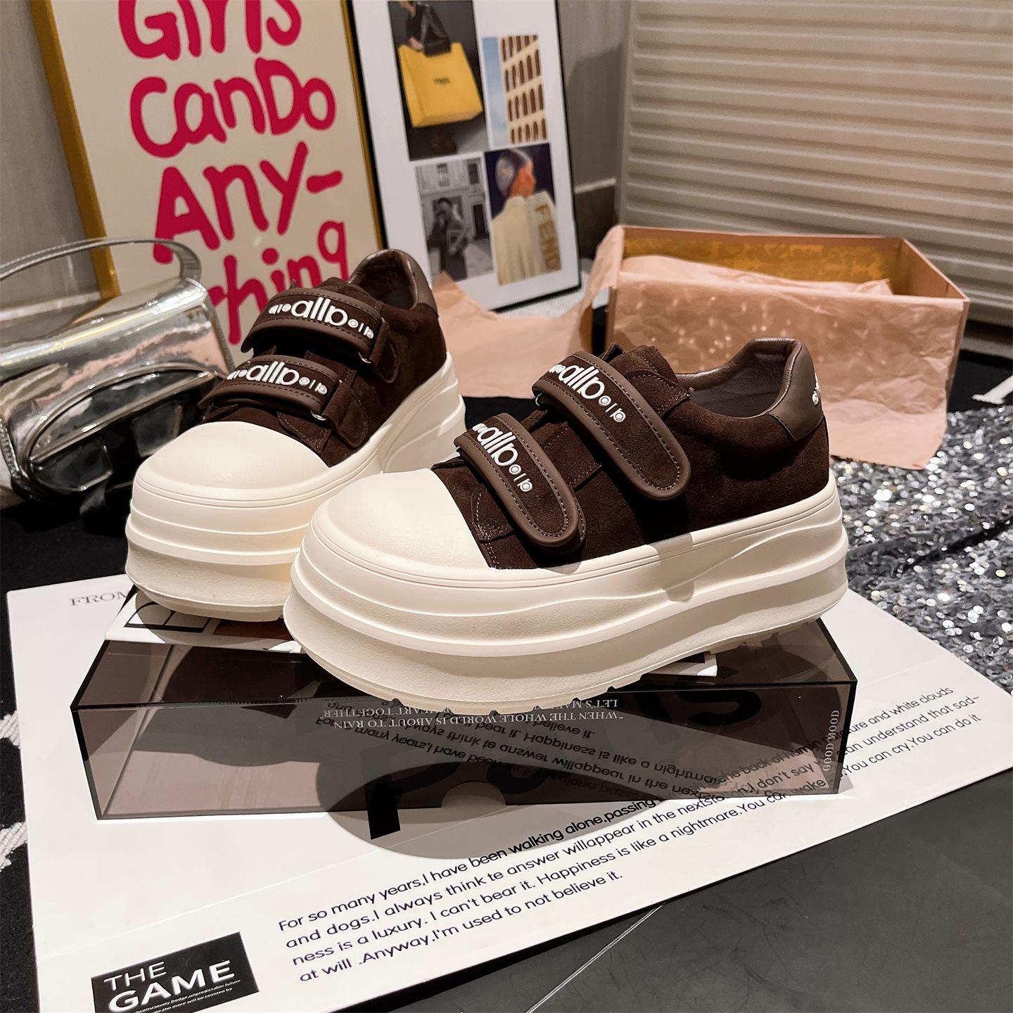 

Версия из коровьей кожи~ Кукольная голова из натуральной кожи, надпись, спортивная обувь на платформе-маффин на липучке, повседневные туфли-хлебцы, увеличивающие рост, женские 40 коричневый