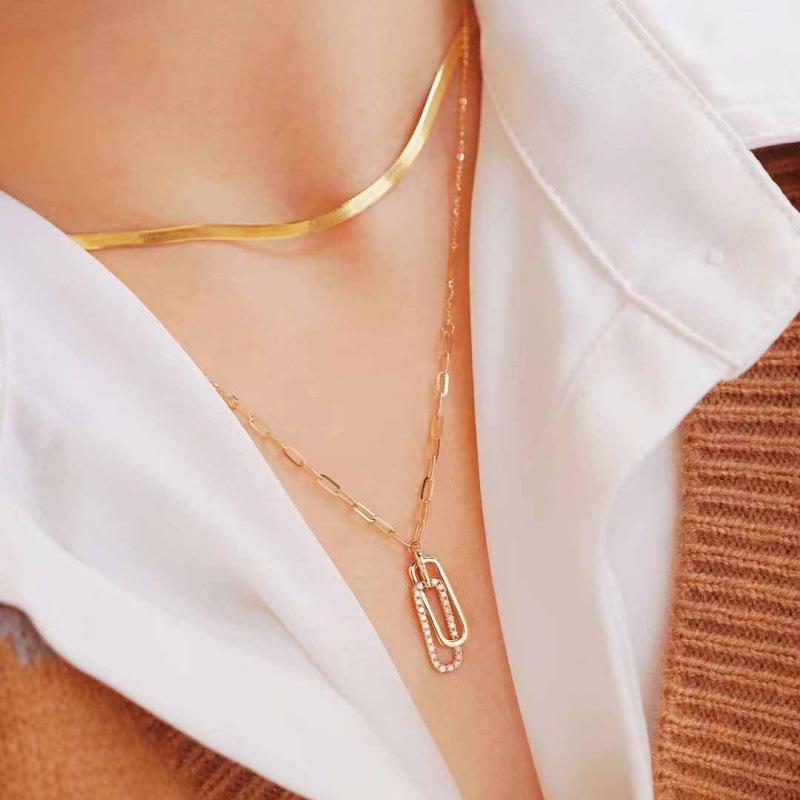 Elegant Double Layer Necklace for Women - Light Luxury Design, Trendy Collarbone Chain, Stackable Accessory, Chic and Stylish.
