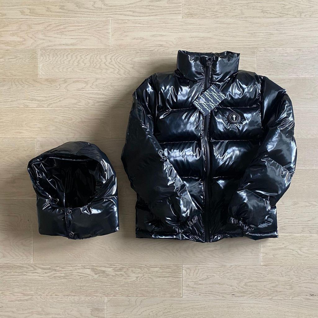 Trapstar Schwarze, glänzende Baumwolljacke mit abnehmbarer Kapuze – Vielseitige Oberbekleidung im amerikanischen Retro-Stil