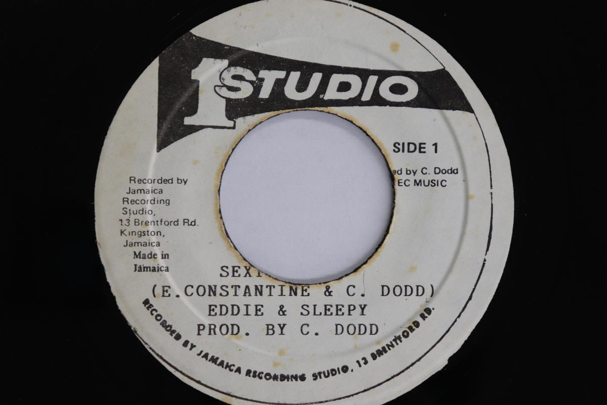 

7-дюймовая пластинка EDDIE & SLEEPY - Sexy Dancer NONE STUDIO ONE 1985 Ямайка Регги, Ска и Даб Б/У