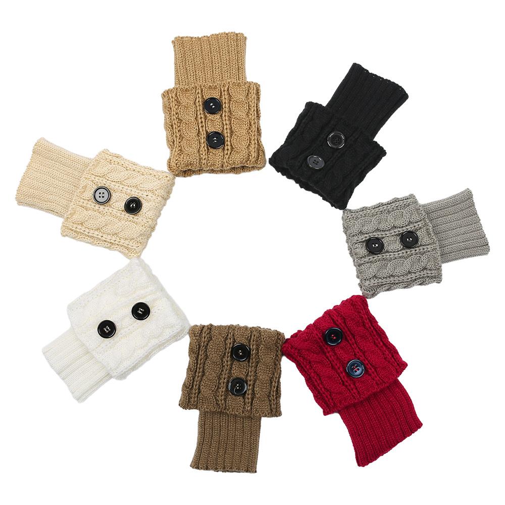 Dicke Wollsocken mit gedrehten Knöpfen für Zehenschoner und kurze Stiefelstulpen für winterliche Wärme