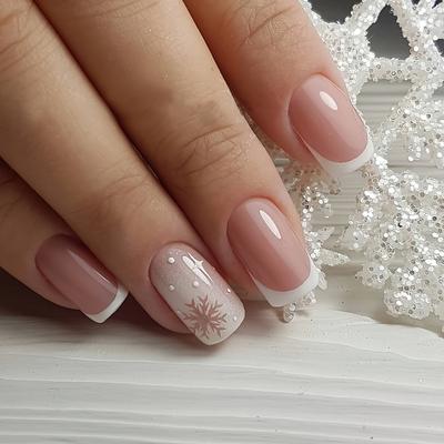 24ks White French Tip Press On Nails Krátké čtvercové falešné nehty s designem Lesklé nahé lepidlo na nehty Vánoční vločka Akrylové nehty pro ženy