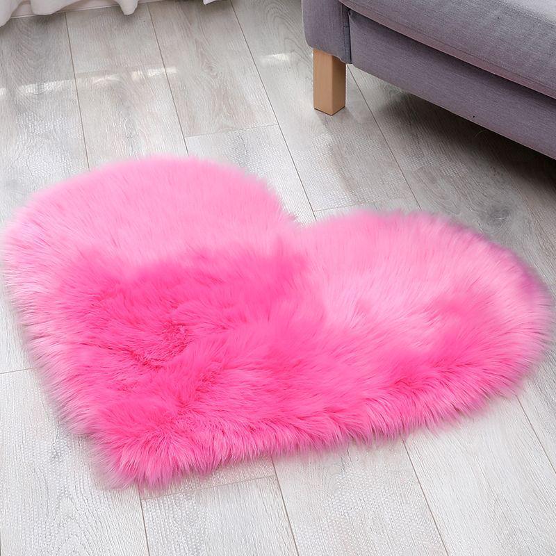 Nordic Style Plush Heart-Shaped Rug - Imitation Wool Love Heart Blanket, Ideal for Weddings and Home Décor