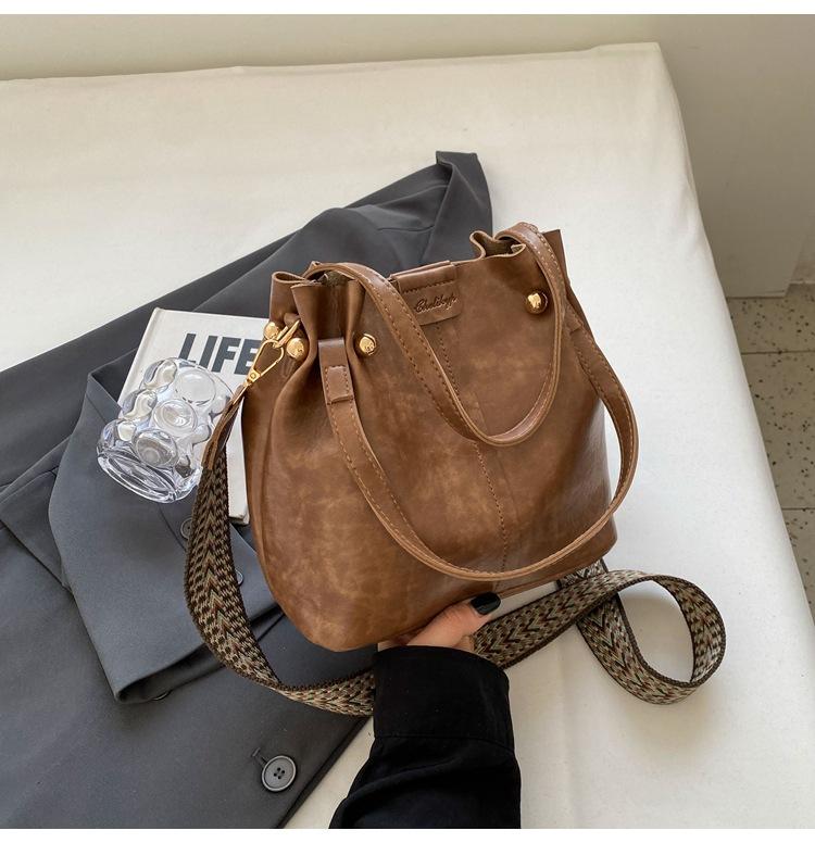 

This year s popular bag bucket bag women s 2025 new high-end shoulder bag commuting versatile wide shoulder strap messenger bag 22*13*21 хаки