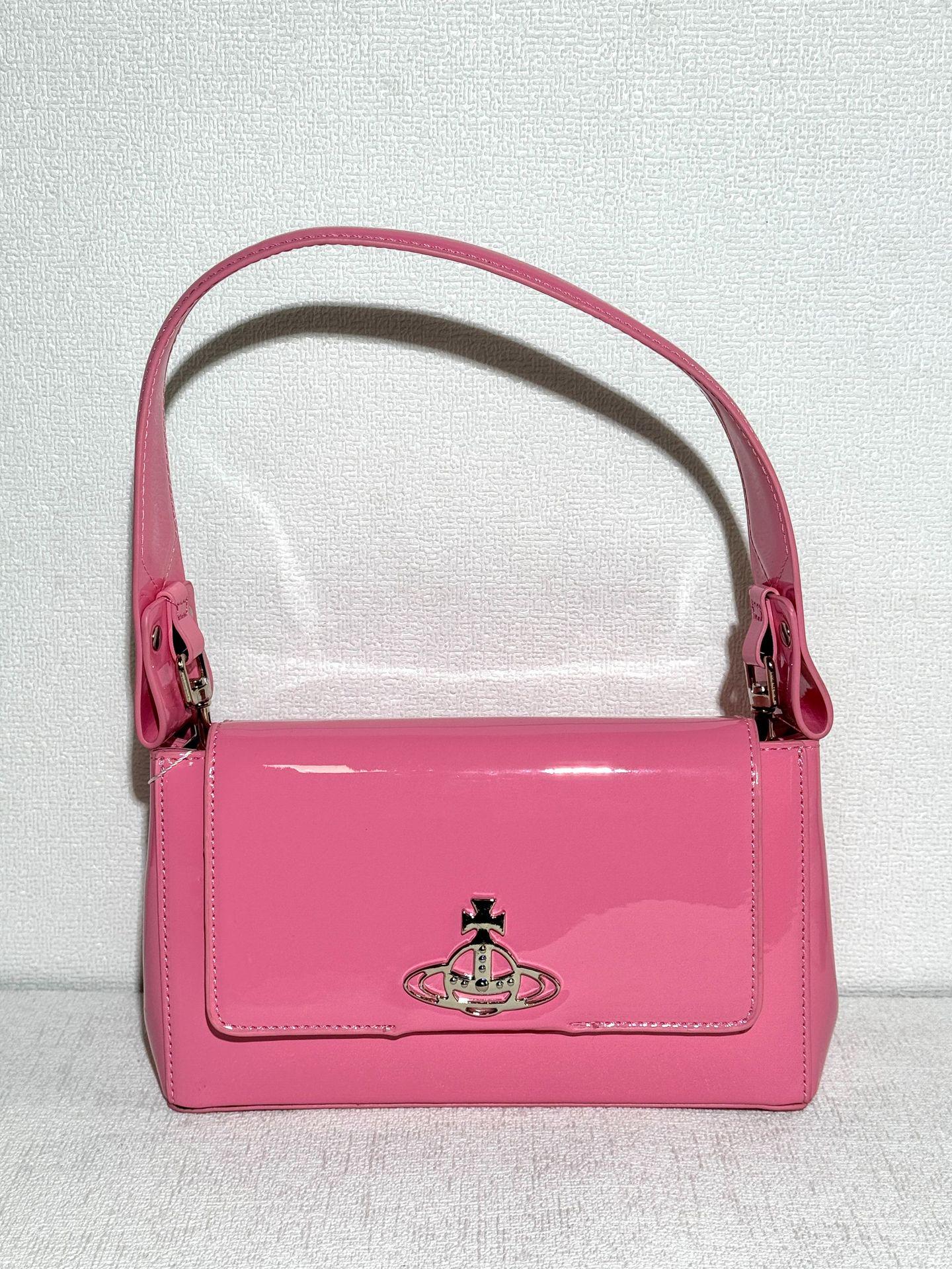 

Сумка-ведро Queen Mother Saturn Pink под мышкой 2024