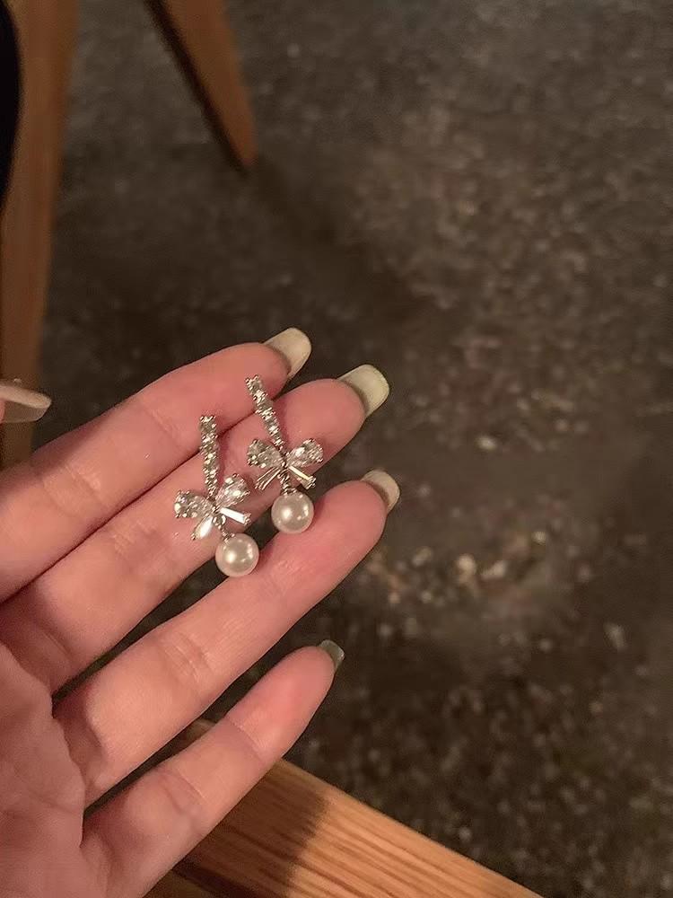 Elegante hochwertige Zirkonia-Ohrringe mit 925er Silberstiften - Damen-Leichtluxusschmuck für Frühling und Sommer