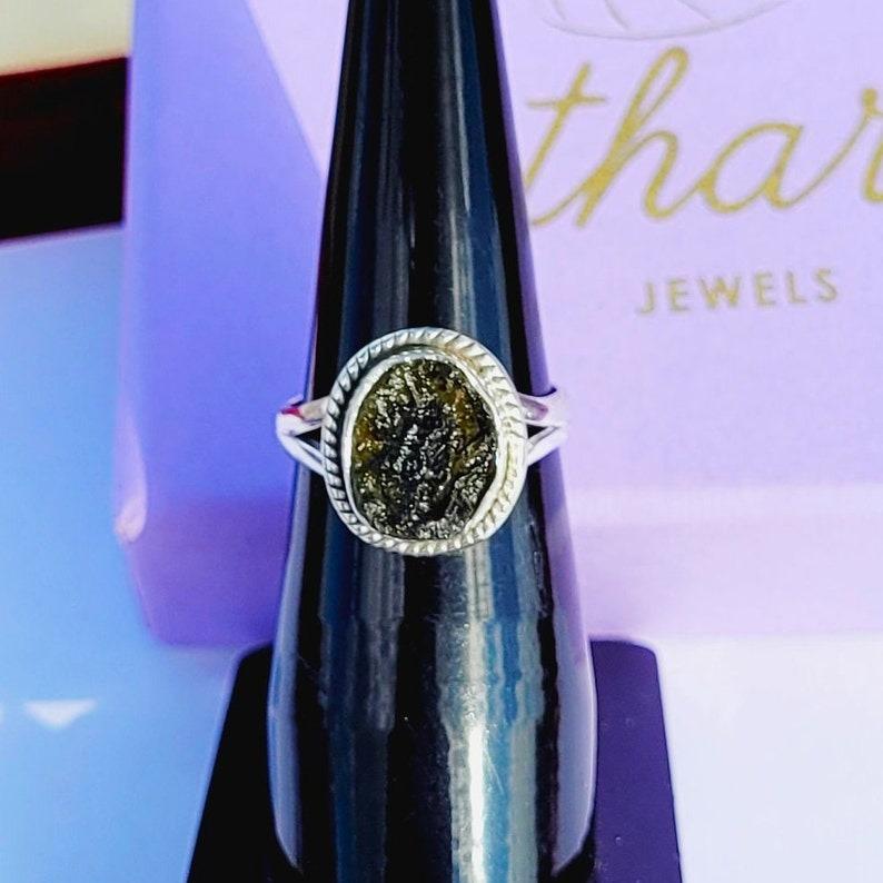 

Кольцо ручной работы из цельного серебра 925 пробы с драгоценным камнем молдавит, эффектное женское кольцо, подарок для нее. зелёный