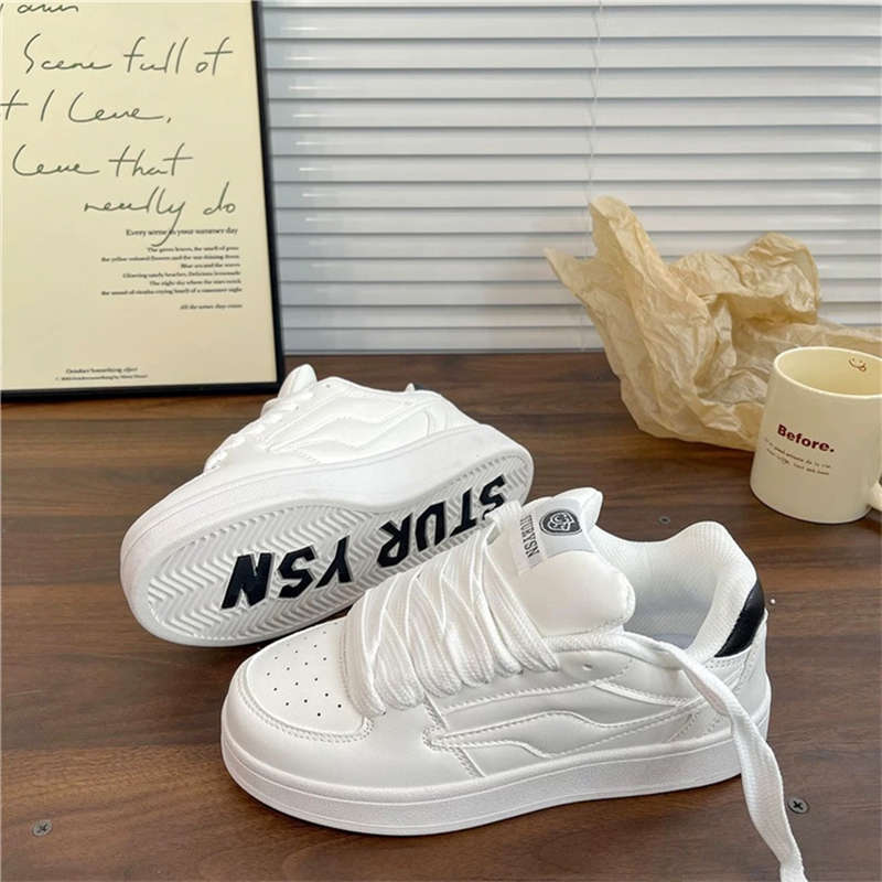 Student versatile little white shoes women's niche bread shoes ins tide 2025 new autumn versatile sports and leisure board shoes