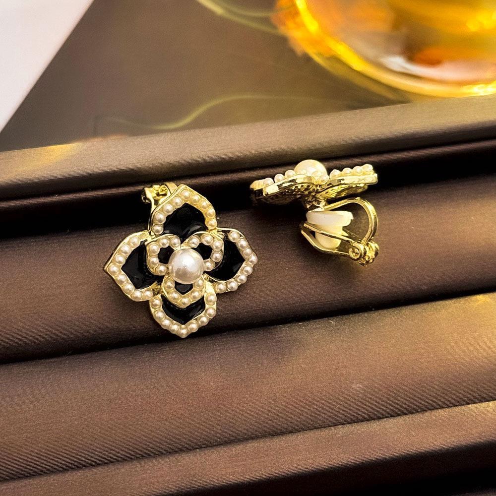 Korean Xiaoxiang Love Heart Earrings: High-End Summer Sweet Design with Niche Oil Drop Accents