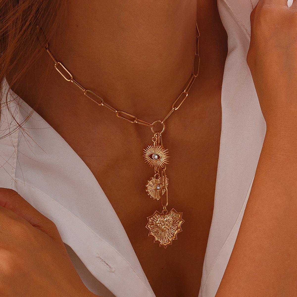 

Versatile single-layer love-shaped fringed collarbone necklace, simple cross chain, eye-set diamond jewelry See details