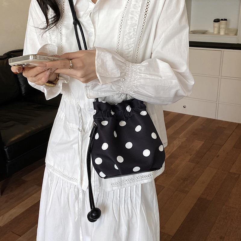 Versatile niche design polka dot drawstring bucket bag women's new commuter bag single shoulder messenger bag