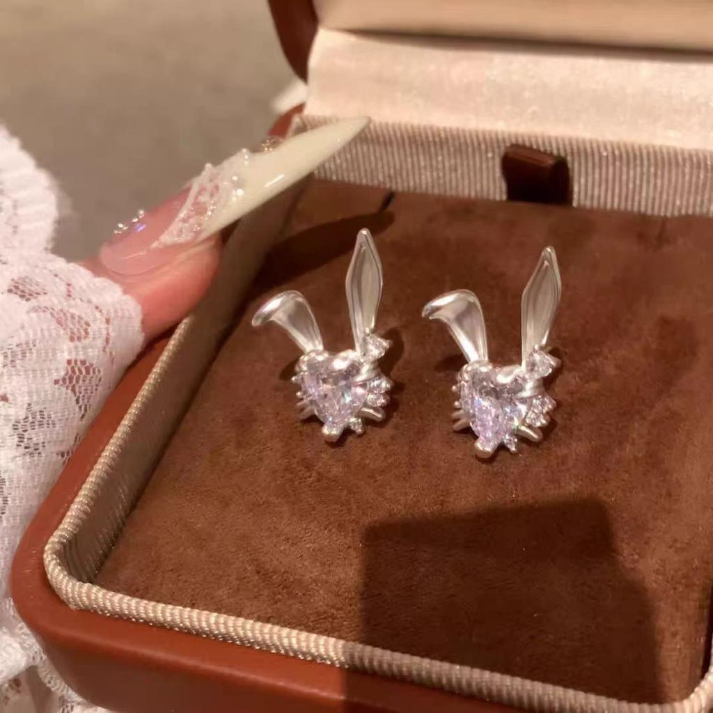 Explosive sweet and cute rabbit earrings niche design high-end sense light luxury exquisite versatile girl personality earrings
