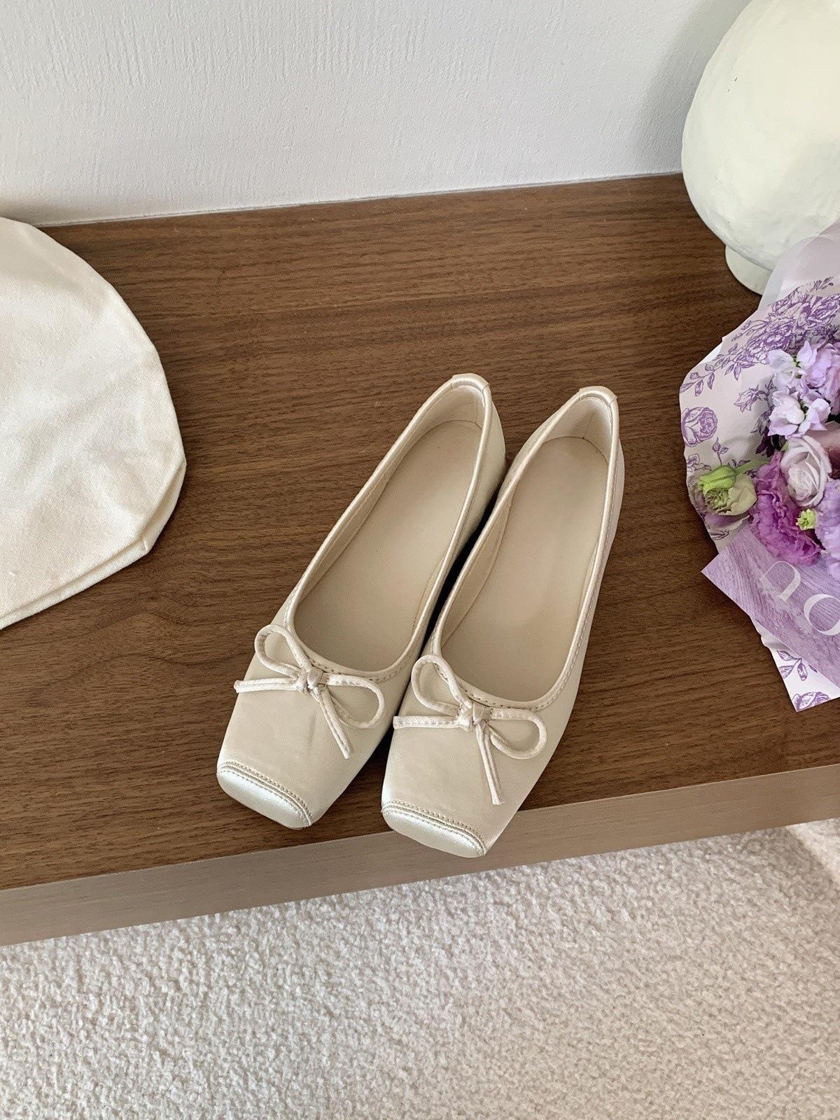 

Туфли-балетки с квадратным носком и неглубоким вырезом в стиле феи, атласные, женские, новинка 2025 года, на мягкой подошве, с маленькими красными туфельками пятачок 38