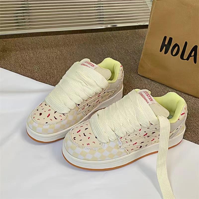 Korean version of student leisure niche design sense board shoes tide 2025 new Harajuku port style flat bottom street shooting sports shoes women