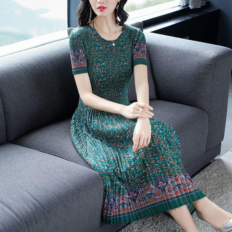Fragmented floral pleated dress for women's summer new loose mid length covered belly style slimming pleated skirt