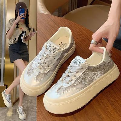 Koreanische Version von atmungsaktiven kleinen weißen Schuhen aus Spitze und Mesh für Damen, Sommer 2025 neu, vielseitige Board-Schuhe mit dicker Sohle, Damenschuhe mit weicher Sohle