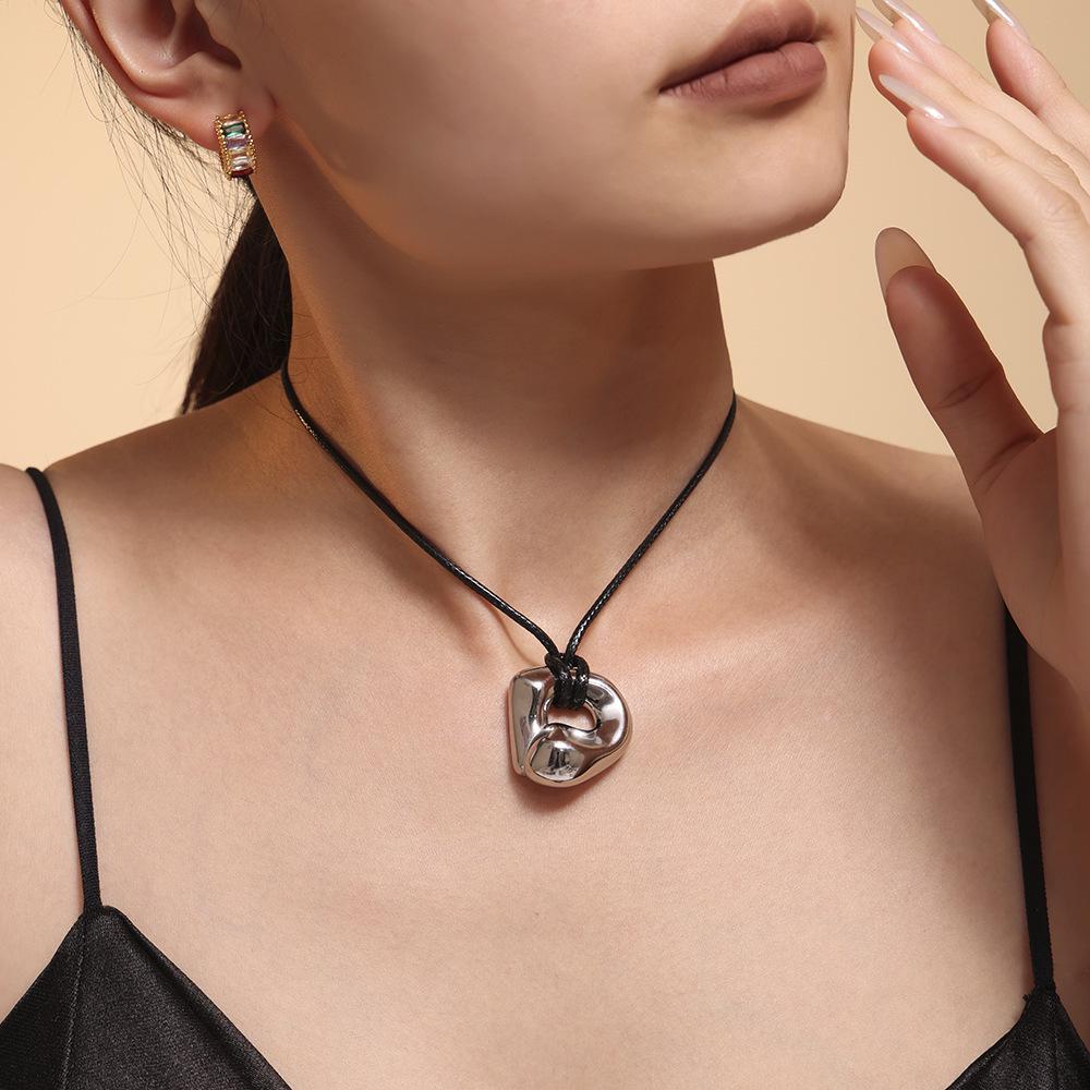 Qiong Yao Stainless Steel Curved Pendant Necklace with Black Leather Cord, Adjustable Length, Simple High-End Design for Women.