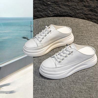 Eine faule Person trägt Halbschuhe mit dicken Sohlen und halben Absätzen mit einer halben Zehenkappe.