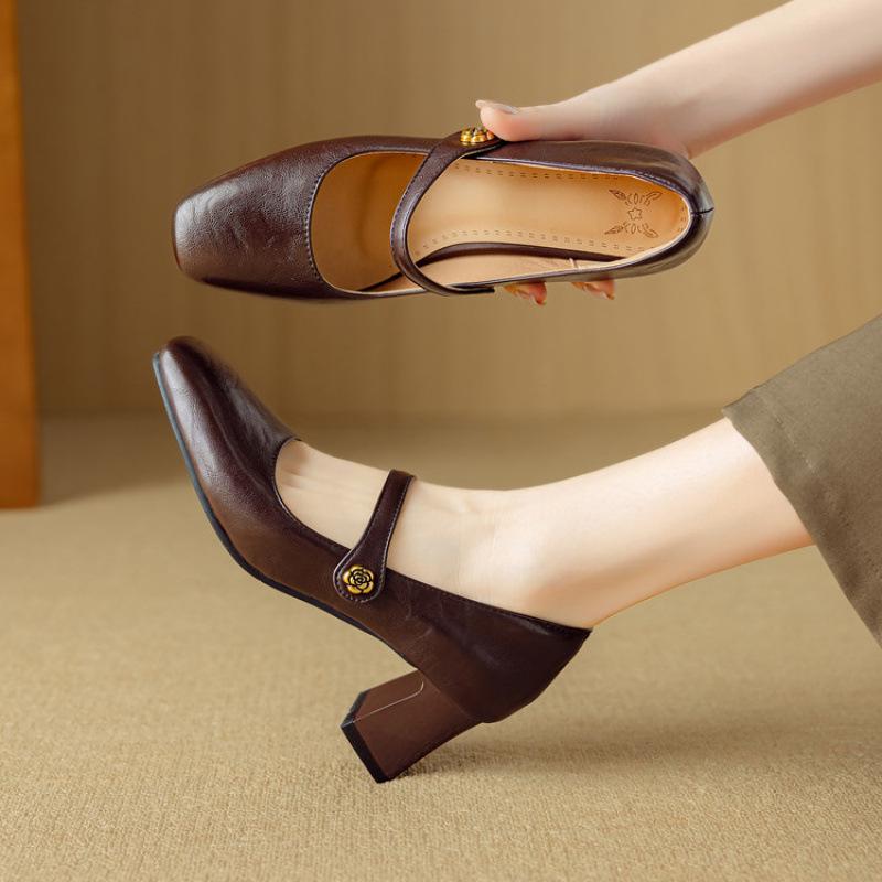 Neue Damen-Einzelschuhe lässige Damen-Lederschuhe schwarz hohe Absätze leichter Ausschnitt eckige Spitze Gummisohle Blockabsatz Vier-Jahreszeiten-Damenschuhe