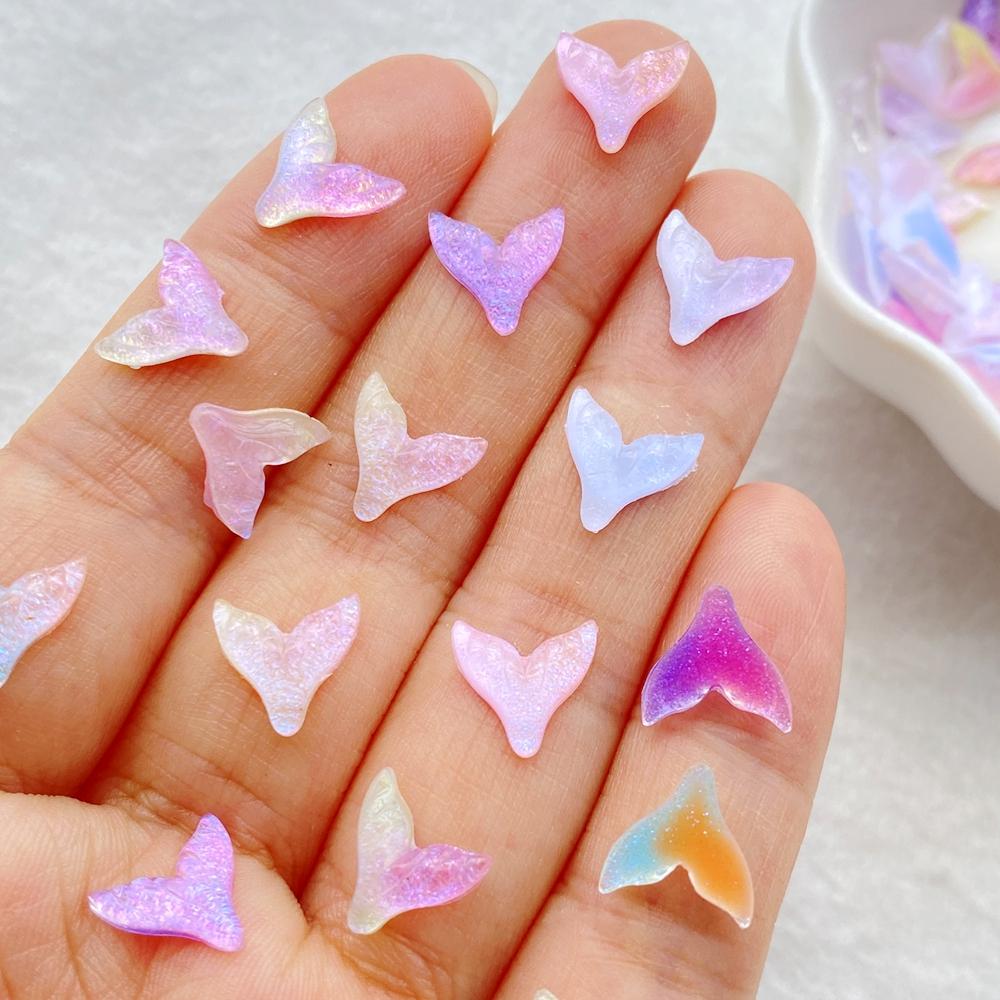 50 Stück Niedliche Mini Bunte Glänzende Fischschwanz Nagelkunst Harz Designer Anhänger DIY Basteln Für Nagel 3D Dekorationen Schmuck
