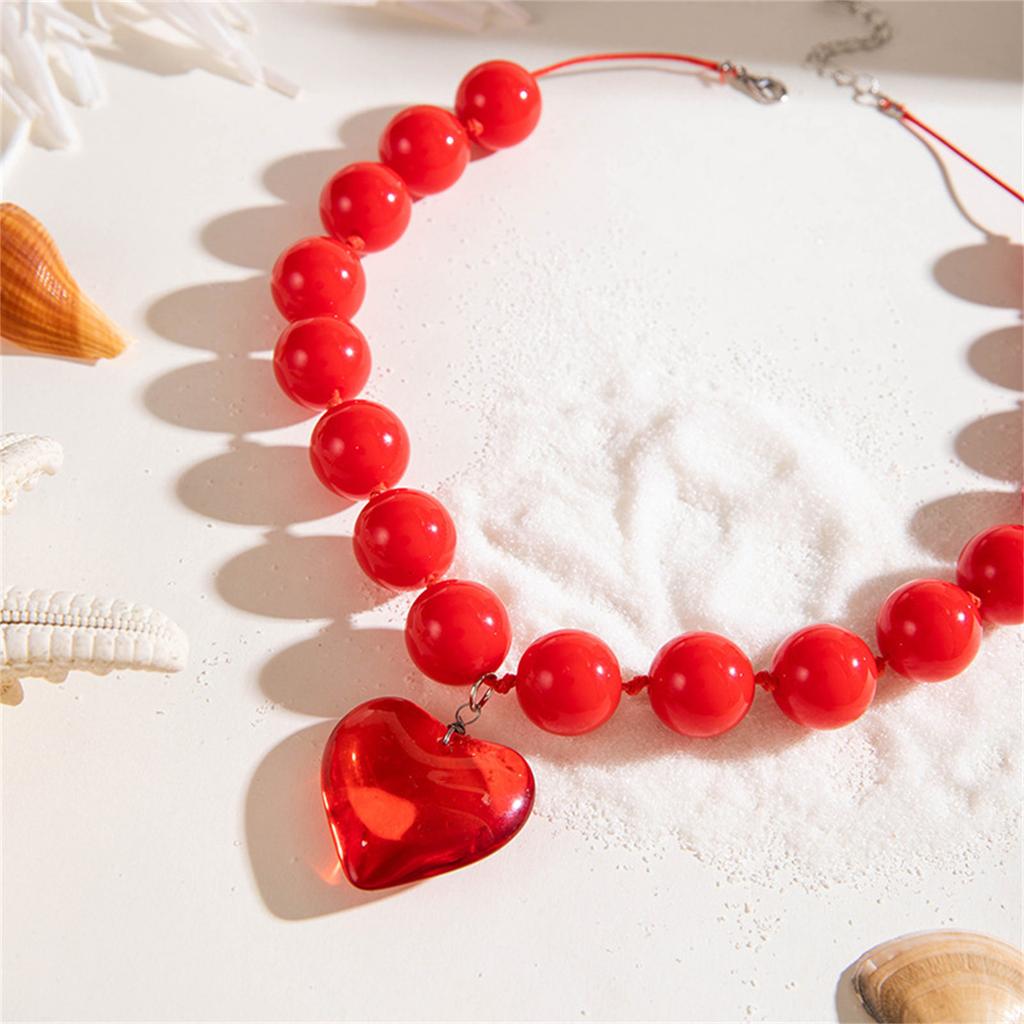 Klasický náhrdelník s přívěskem ve tvaru srdce, dokonalý pro každodenní nošení a speciální příležitosti, jako jsou rande nebo večírky.