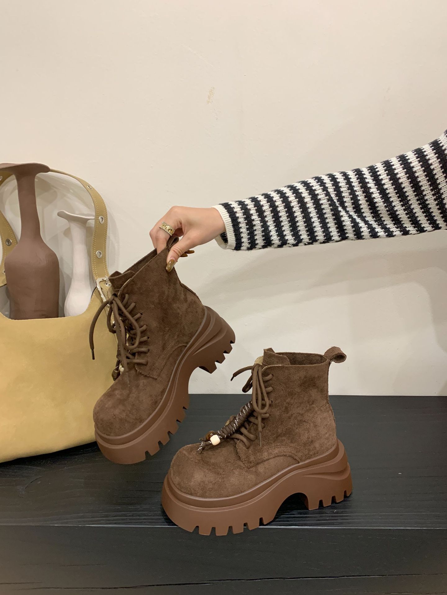 

Темпераментные ботинки Мартин на толстой подошве женские 2025 новая осень британский стиль на шнуровке короткие ботинки маленькие ботинки на платформе 35