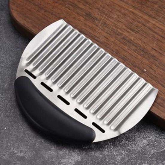 Stainless Steel Potato Cutter Crinkle Chopper for Vegetables Fruits Easy To Use Wavy Blade Design Ergonomic Handle French Fry Slicer for Carrot