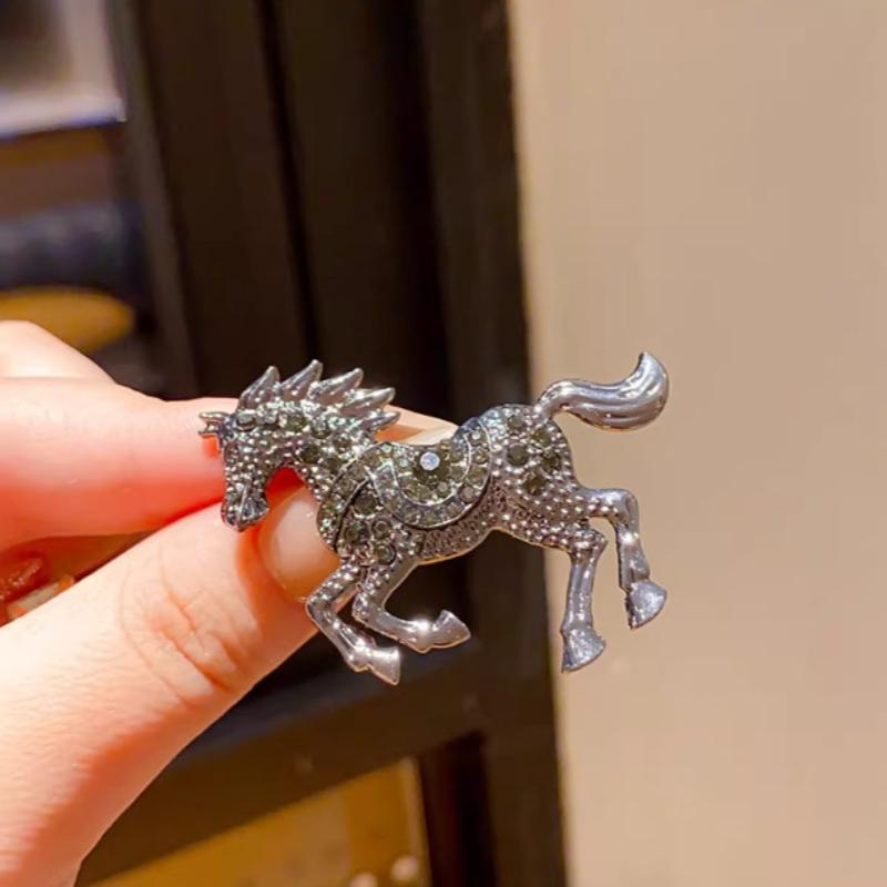 

Classic Rhinestone Horse Brooches Year of The Horse Zodiac Animal Lapel Pins Jewelry Casual Metal Badge Pin for Women