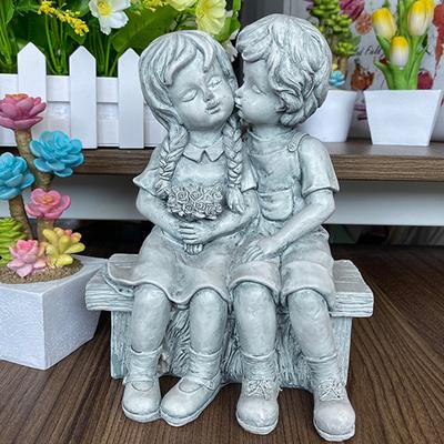 Mädchen und Junge Gartenskulptur Kinder Erster Kuss Dekorative Skulptur Außen Harz Wasserdichtes Ornament für Hof Terrasse Blumenbeet