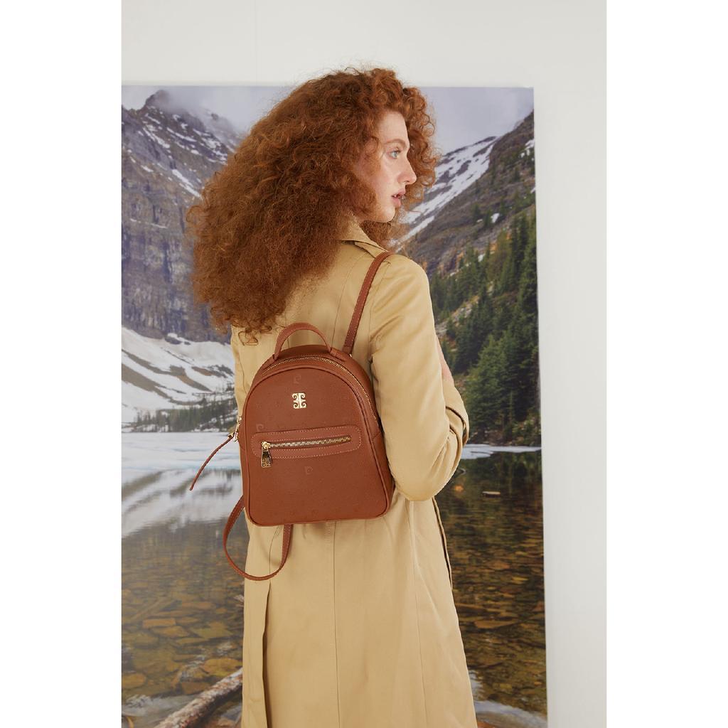 Černý batoh s plovoucím monogramem pro ženy 05po22y1541