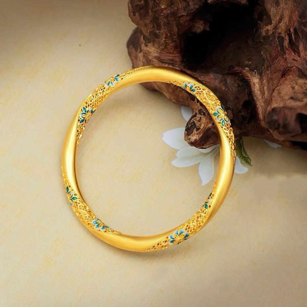 

Retro Sakura Blossom Bracelet: Women s Niche Gold Vintage Court Style золотий