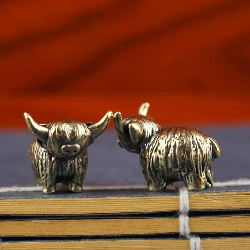 .1PC Mini Retro Brass Wall Highland Cattle Sculpture Hand Toy Gift Keychain Ornament Home Office Desk Decorative Ornament