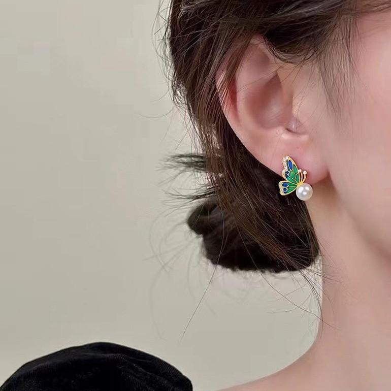 Natural freshwater pearl earrings with symmetrical butterfly gradient enamel color, exquisite and versatile pearl earrings