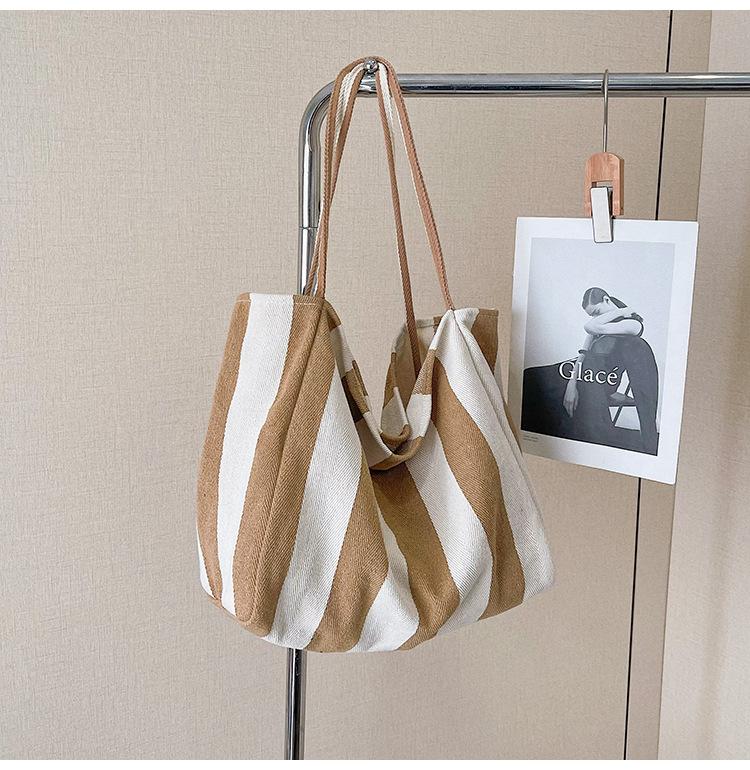 Randig shoppingväska med stor kapacitet, arbetsväska, avslappnad väska, nischad vår- och sommar casual mångsidig canvasväska