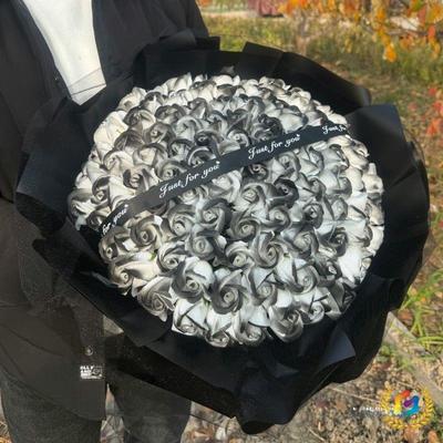 Săpun cu Prune Afumate și Buchet de Trandafiri Conservați Cadou pentru Ziua Îndrăgostiților sau Ziua de Naștere
