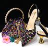 2023 Europäisches Buntes Steineimer Handtaschen- & Mittelhoher Spitzschuh Damen-Schuh-Set