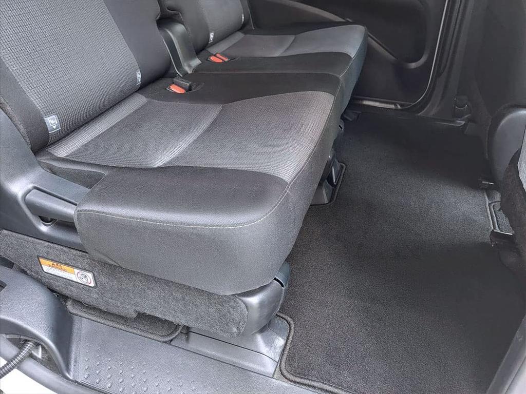 Complete set of floor mats for the 10 Series Sienta including car carpets and floor Fits vehicles manufactured after August Kyowa (7-passenger), mats.