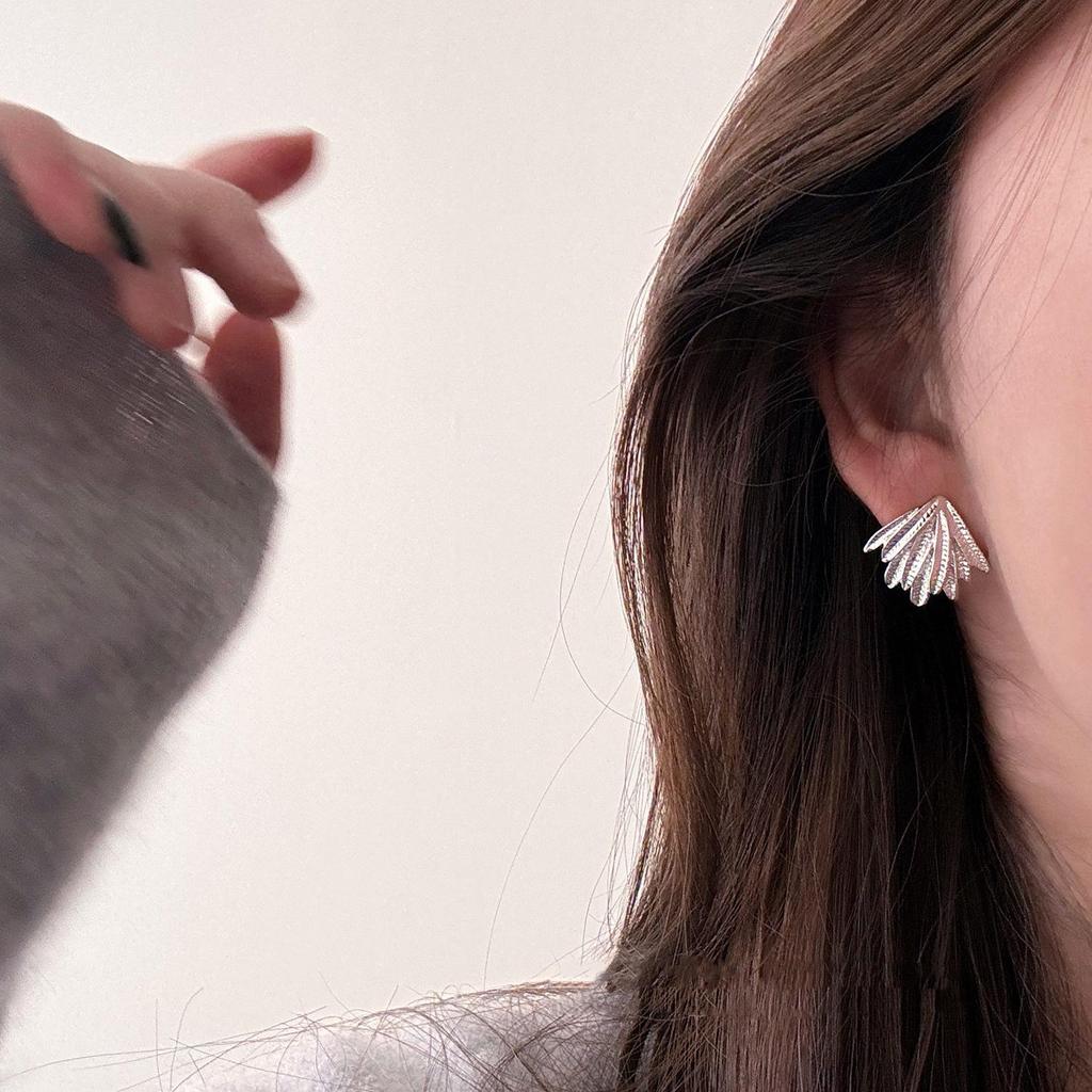Exquisite 3D Wheat Ear Studs for Women - Simple, Fashionable, Versatile, and Personalized. Stylish Ins Niche Design Earrings.